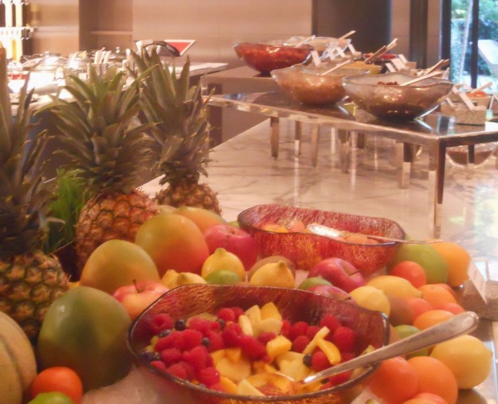 brunch buffet dishes, "fruit bowls", "fruit bowl", "buffet bowls", "fruit salad", "brunch", "Glass Studio", "La Cuisine", "Le Royal Monceau"