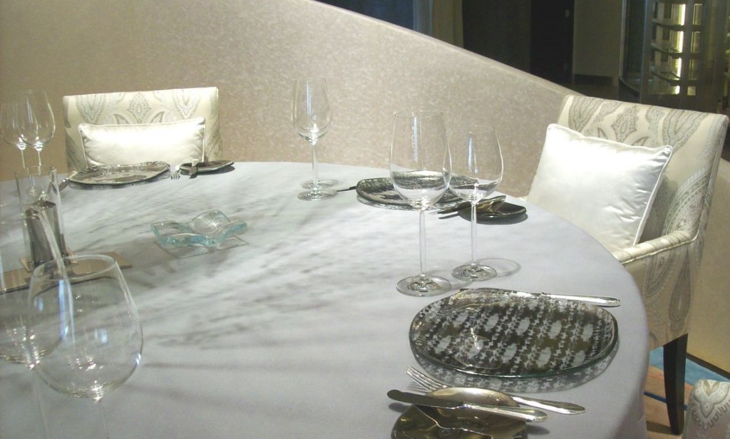 "table setting", "table setup", "table set up", "restaurant table setting", "glass plates", "silver plates", "Glass Studio", "Belon", "Banyan Tree Macau"