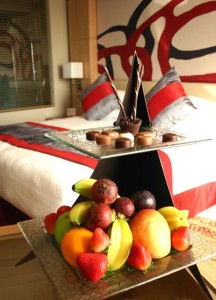 welcome-amenity-fruits-chocolate-Glass-Studio-Radisson-Blu